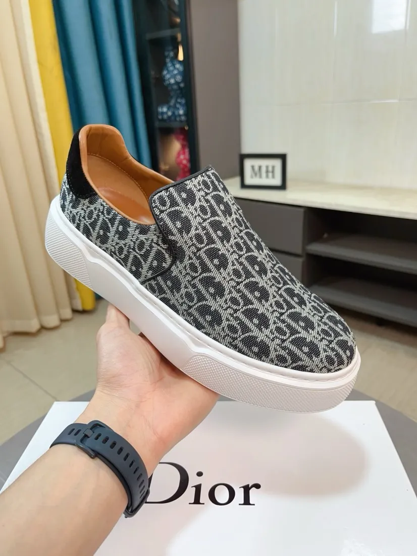 Men's men's shoes 💰380🌸🌸[Dior] 25ss new product B01 moral training shoes. The toe dimension design of the couple's style is a bit wider. The upper foot comfort is perfect. The threads are beautiful. Perfectly adaptable to trousers. Decorated with various classic details. It is an ideal choice for daily styling. Can be matched with various casual items to create exquisite looks. Fabric: top layer cowhide/lining sheepskin TPU original outsole Code number: 38-44, 45 customized